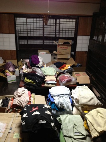 大量の物資を真紀子さんが仕分けます。