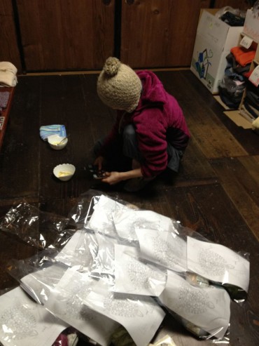 智子も、早速明日の準備。編み物説明会があります。そのことを瞑想しながら、キールタンを歌いながら。。。既に時は10時半です。