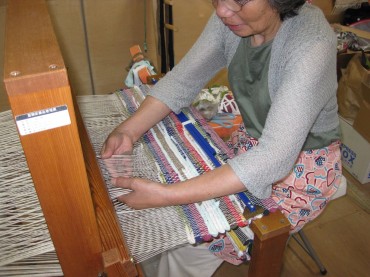 9月に入ってから織り続ける久米子さん