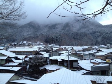 2012.3.11早朝。向こうに宇霊羅山が見えます。