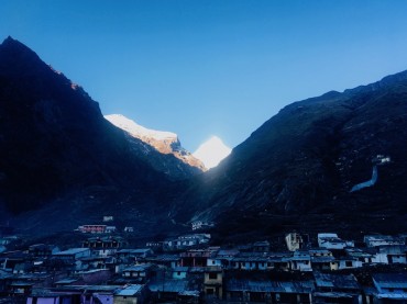 ヒマラヤ聖地　バドリナートの朝