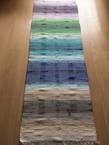 褐色から光の紫へ…虹マット『織り織りのうた』