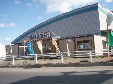 のぼり旗がまぶしいっ。旗の音が「がんばるぞお〜」と言っているようです。