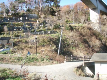 鍬ケ崎の高台から奥へ進むとご先祖さまが海を見下ろしてる場所があります。