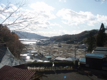 高台、神社から町を見下ろす。
