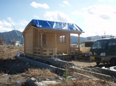 被害を受けた、今は何もない所に、小さな小屋が建つのでしょうか？工事が進んでいます。