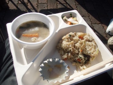 そば団子汁と炊きこみごはんとリンゴのゼリーでした。