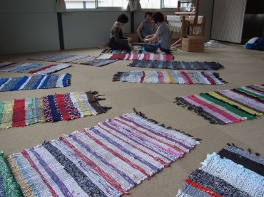 説明会前の準備、打ち合わせ。智子＋寺崎先生（織りの先生）＋柳沢さん（トリャンバカム会員さまで、力つよく織り織りをサポート）