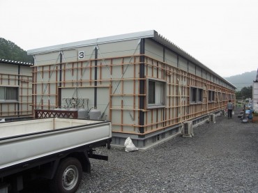 住宅の壁に木が打ち付けられていたこの日。この間に断熱材を入れるという。天井に近いところとかは張りをしていないので、一部を覆うという形のようです。私は専門家では無いので「？」ですけれど、これでどれくらい温かくなるのか？なにせ壁はマグネットがくっついた壁ですから、寒かろう、冷たかろう。。。と、少々心配したりしています。<br />
これを『疑いの念』と言うのか。<br />
信じたいが、知らないので・・・。