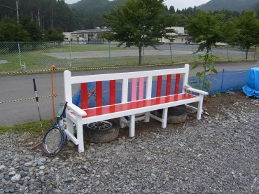 お〜っ！今回の訪問前、団地内が殺風景なので、ベンチや公園を作りたいね〜と言ってやってきた矢先!目に飛び込んできたこのベンチっ！！住民の4人組の漁師さんが作ったそうです。これはっ、これはっすばらしすぎる出来ばいです。<br />
かわいい〜っ。