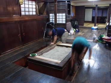 三浦ご家族。到着すると、さ〜っと雑巾掛けをしてくださる。互いが、善いと思うことを自ら行って、時間が静かに流れます。互いを慈しみあって生まれる自然な流れ。行為は、自然な心の現れですね。。。