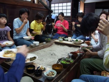 「身体さん。今日の一日をよろしくね。」そう心でつぶやきながら、ご飯を味わいましょう。5年生の暖（ハル）ちゃん。一生懸命心でつぶやいているのかなあ〜。