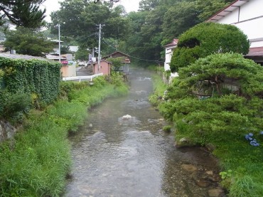 あっけら館の脇を流れる小川。すばらしい環境です。ありがたい宿場です。合掌…