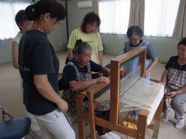 経験した方が未経験の方へ伝達していきます。互いに、教えあってすすみます。