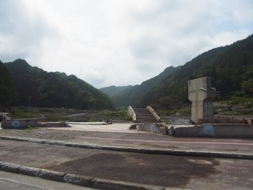 駅へ続いていた階段は残っていますが、片付きました。漁村だったのです。多くの人が行き交う町だったのです・・・。