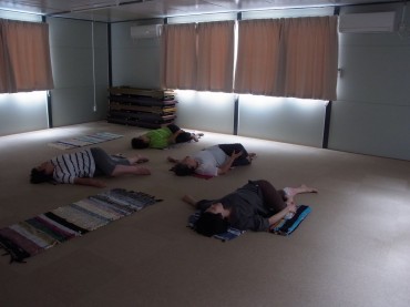 唯一のヨーガ写真です。最終日の朝は、日曜日で5名。