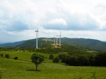 風車がこの街中の電気を作っている。一年中風が吹く丘なのだ。