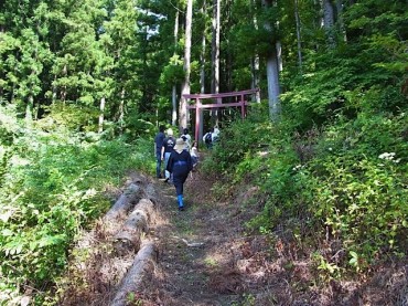 店の前のウレイラガーデンが入口です。そこから１０分ほど山を登ります。