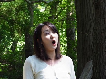 昨日から、岩泉町小本の仮設住宅や、ウレイラガーデンで、「歌には人を癒す力があります。」と歌をうたうかつ活動をされた藤原麻衣さん（親族の友人さま）。イタリアに留学中で出身は岩手。東京芸大の声楽科でオペラを学ばれているということ。このお参りのお稲荷さんの前でも歌を奉納くださいました。