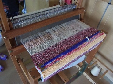 きっちりきれいに６２〜３センチ幅で織られています。