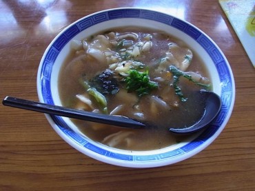 東京から来なさすったのなら「ひっつみ」だあ。と店を切り盛りするお母さん。元気な通る声のピカピカのお顔艶です。。