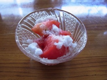 食後にどうぞ〜と出てきたのが・・・トマトに砂糖がかかっているぞ~！！