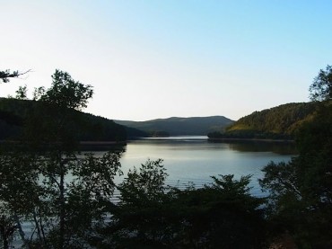 岩洞湖・・・綺麗です。波紋はずーっと続いていました。