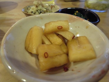 最近早野家のブーム☆干し大根の漬物です。3日干して、醤油・みりん・酒・唐辛子で漬けます。大根をたくさん食べられます。