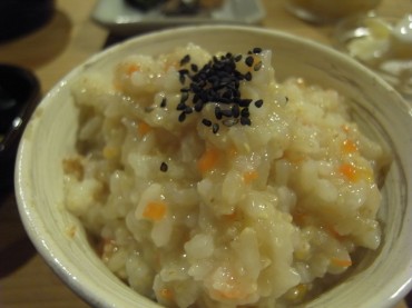 今朝は人参の玄米粥です。黒ごまがアクセントになりまっす。