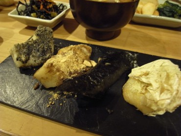 今朝はコメが無く、お餅にしました。向こうから黒ごま、きなこ、のり、おぼろ昆布でっす。