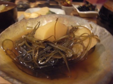 おかずも何もなく、朝、野菜箱の奥からのおっていた大根の先っぽの当たりを引っ張ってきて、切り昆布の乾物と併せて炊きました。温まりますね〜