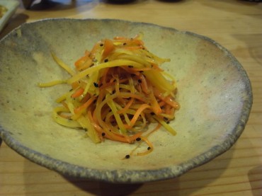 金時人参と普通君との2色の人参のみのキンピラです。仲良しの様子でしたよ。