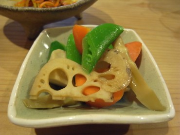 「いりどり」も今朝は作りました。里芋に人参にレンコンに…鞘でしたかな。まろみ和みになりますね。