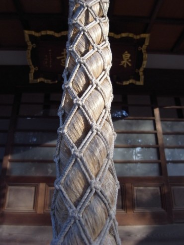 この綱にぎると、力が湧きます。こよられて力つよい！