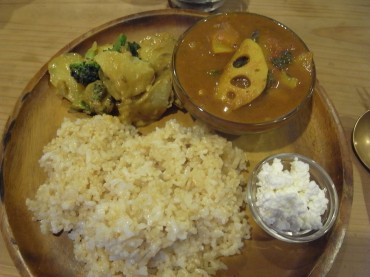 今日のお昼は久しぶりにカレーを作りました。何も無い時の救いの神様です。じゃがいも少しに、2欠片のブロッコリー、少しのレンコン/人参/小松菜で何とかなりました。