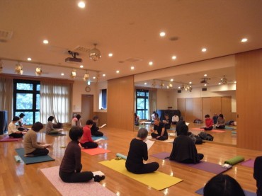 月サットサンガ　12日（土）講話の様子。善いお話の後は心静か。自然と交わす言葉も穏やかになります。