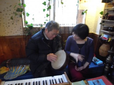 2月のサットサンガ休憩時間　キールタン音楽教室♪皆さん自由に来て下さい。一緒に練習しませんか。