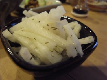 静かな雪降る日曜日になりました。朝はシャッキと冷たい大根にローズマリーを合わせたピクルス風の箸休めをこしらえました。