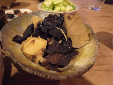 今朝はヤツガシラと木耳煮（いつもの畑のおじさんが、「だいぶ傷んでる所があるけど、こうやって落としてしまえば（ナタで傷んでいる箇所を切り落として見せてくれました）おいしんだぞ〜。」「もってくか？」）といっていただいたヤツガシラなんです。ホクホクでした。ありがたいです。