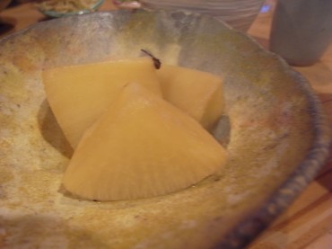 昨日、大根1本を調布菊野台の畑のおじさんに50円で分けてもらいました。我が家を救う大根様になりました。今朝は炊いて、炒めて、煮て・・・と、私たちの栄養になります。