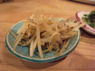 大根の皮です。今朝は荏胡麻でキンピラにしました。荏胡麻というのはなんとも言えない風味がします。少し鯖のような味がして、私は個人的には苦手なのですが。まん丸な荏胡麻ちゃんの姿を思いながらいただきました。