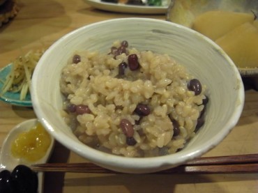 玄米と小豆のお粥です。小豆と玄米の組み合わせは最も力になるのでは？と事実は知りませんが、食べ終わった感じで、そう思っています。