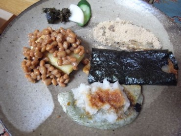 餅がありました。冷凍しておいた納豆がありました。ダイコンさんもまたおろしになって活躍。キナコさんもあったよ〜。ありがたい。