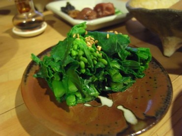 春ですね。菜の花さんがこうして食卓にお見えになるとは。ありがたいものですね。これも先日50円大根と一緒に畑のおじさんに100円で分けてもらいました。