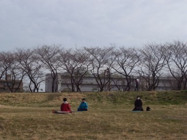 8時前、今共に学ぶ研究生ヨーギーとの瞑想です。