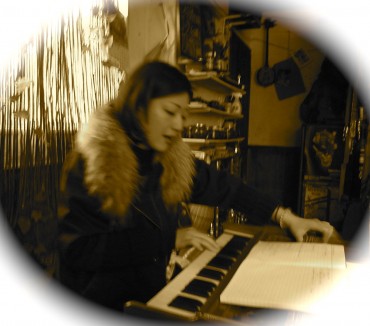 Anna先生です。インドでも毎日キールタンをされていて、美しい声で誘導してくれますよ。初めての方も、何の心配もせずにいらしてください。