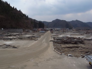 旧小本街道筋、実家のあった道。手前左角でした。古く懐かしい家並みは津波に跡形なく流されてしまいました。