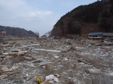 たくさんの懐かしい家並みが茫漠たる荒地へ。