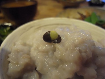 これは、最近岩手で新種の豆として注目されている黒緑豆。その栄養価と味が高い評価を受けています。黒豆と青緑豆をあわせた何とも香り豊かでふっくらとしたお豆です。少し前までは馬の餌でしたが、作り易いし、苗は黒豆より安く味が良いため、注目のお豆さんなのです。