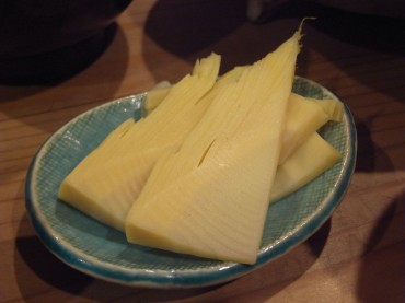 今朝は贅沢にも、昨日の朝堀たてという筍の刺身をつけました。週３回顔を出す畑のおじさんが「ほってきたぞ！」とくださったのです。いい香り。みなさんに食べさせてあげたいと、残りは炊いて避難所の親戚宛に少しだけど送ってみました。